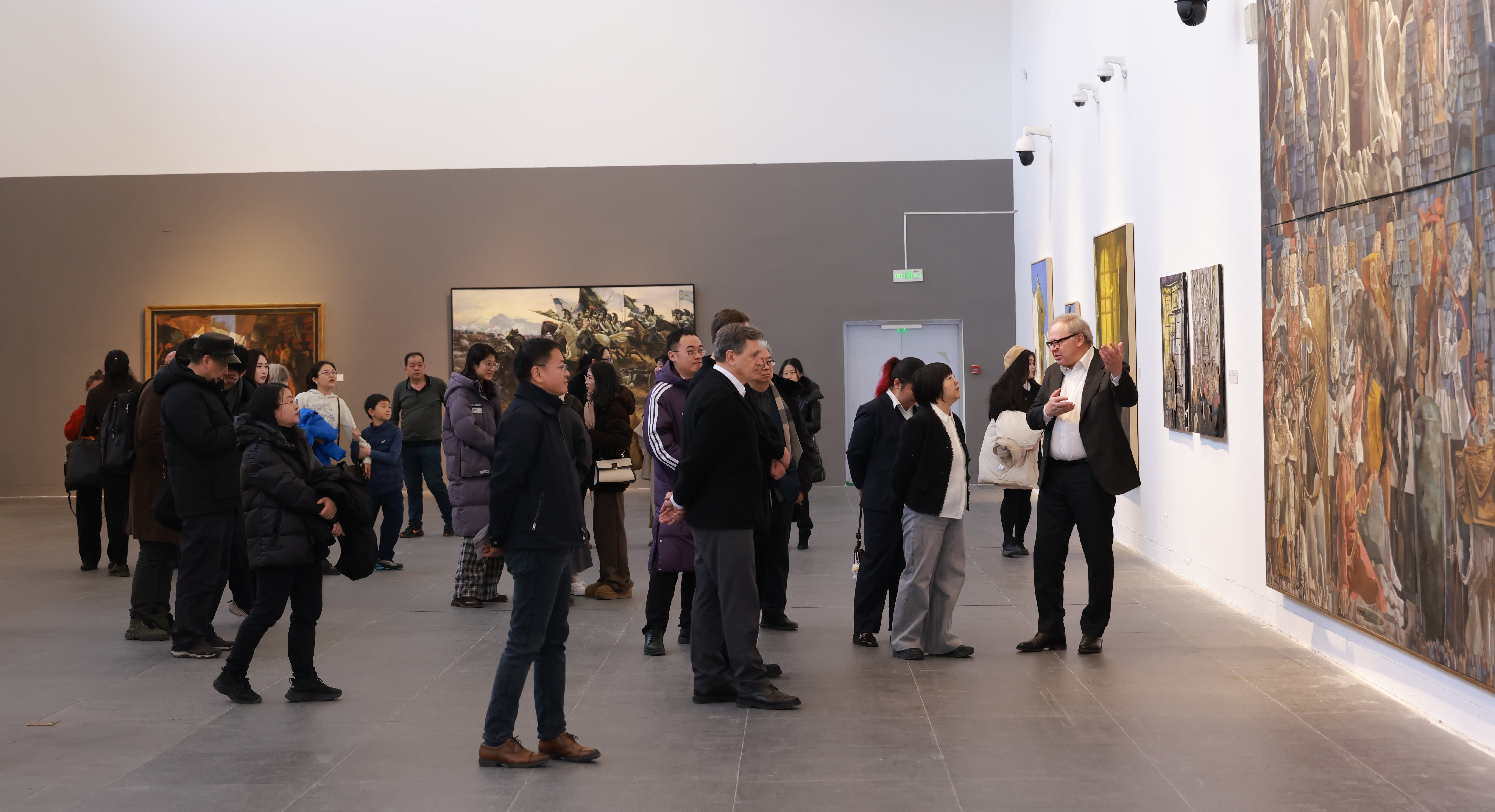 20260119-列宾展-美术学院-嘉宾观展3.jpg